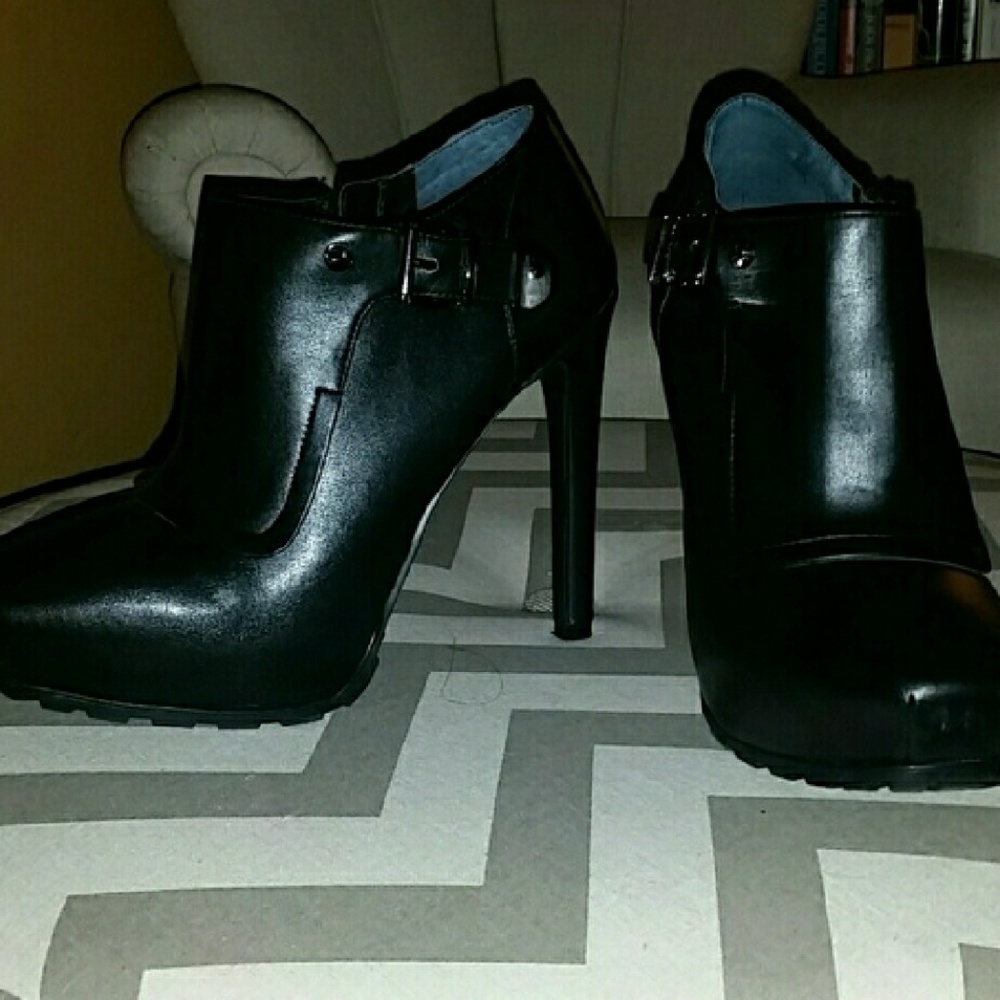 NWT Guess platform booties. Size 9
