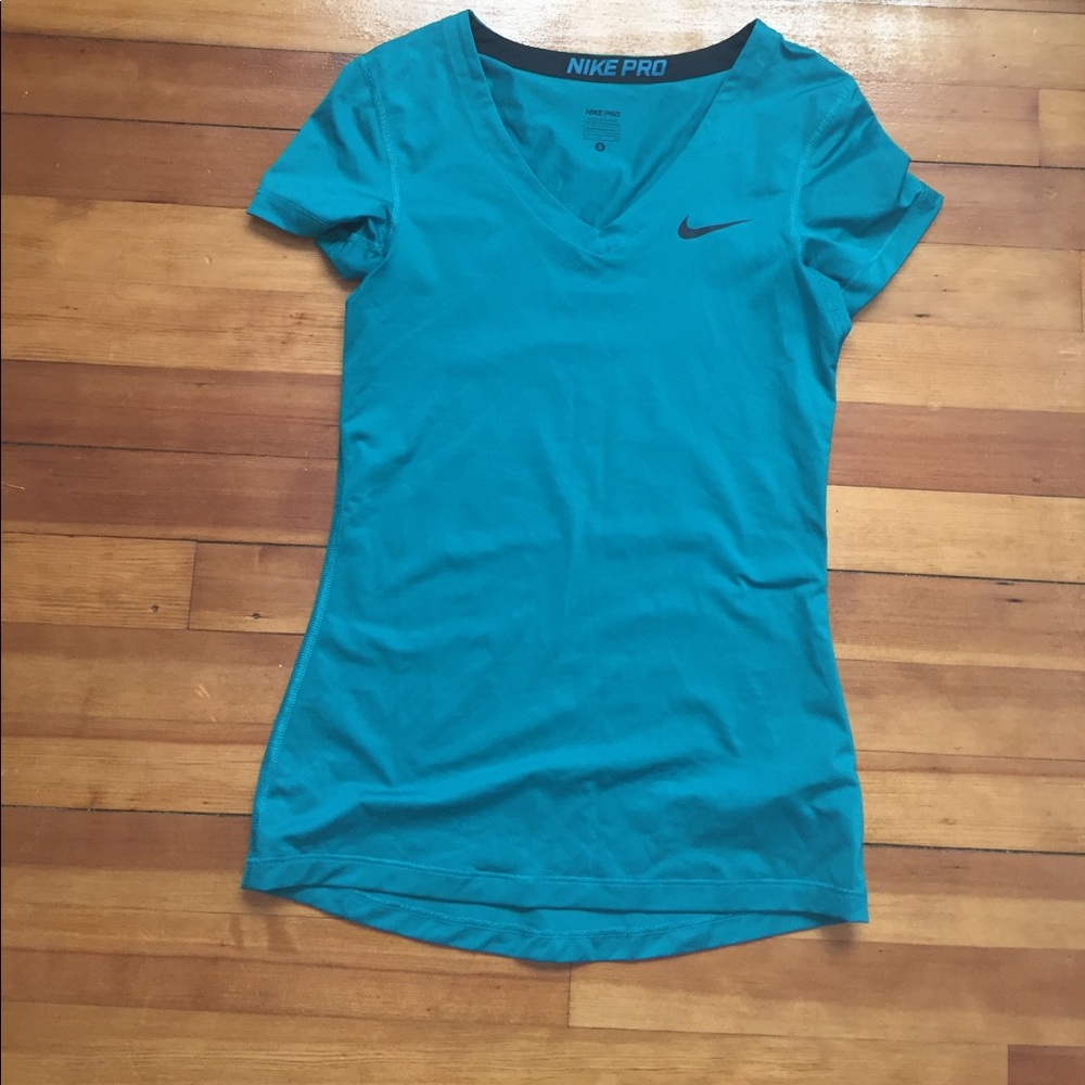 Nike pro workout top