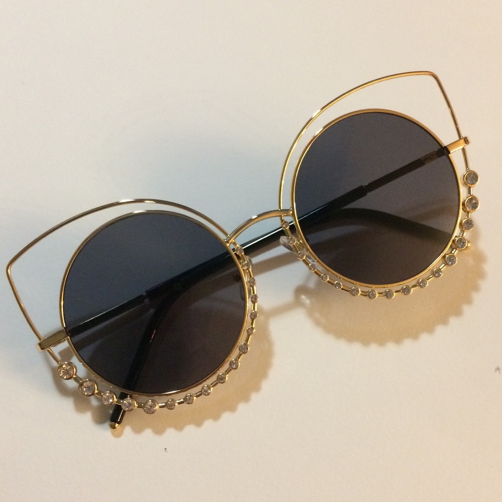 🆕 Mirrored Cat-Eye Shades in Black/Gold