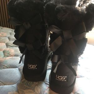 Black ugg bailey bow