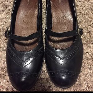 EUC Clarks Mary Jane black heels - women's size 10