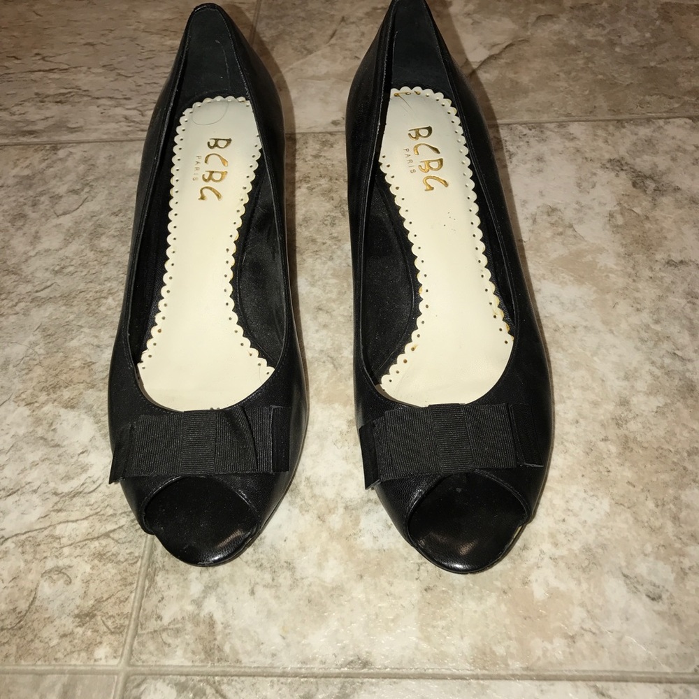 Kitten heel pump