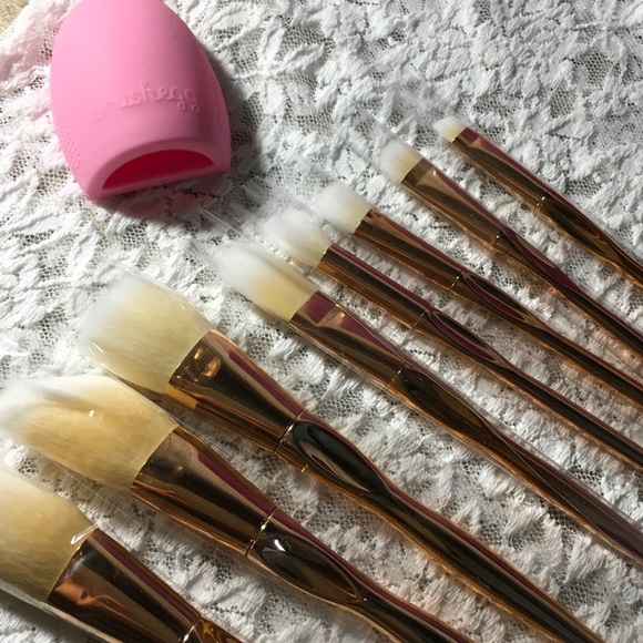 Rose Gold Make-up Brushes - Picture 3 of 8