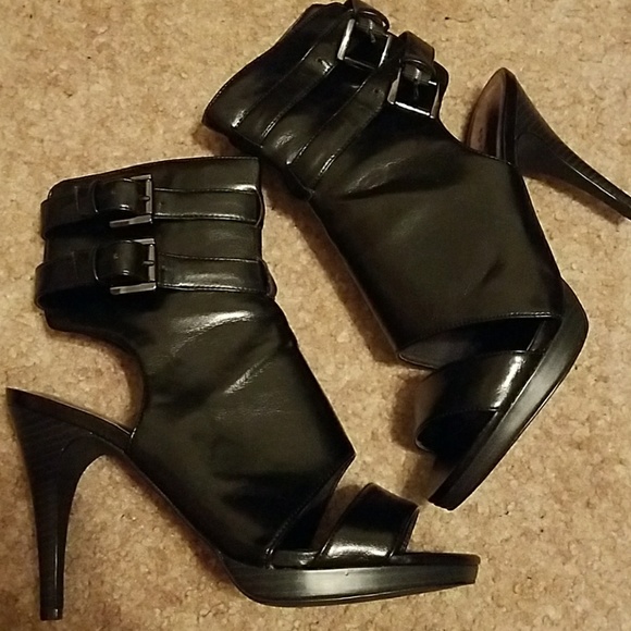 Apostrophe Shoes - Black High Heels