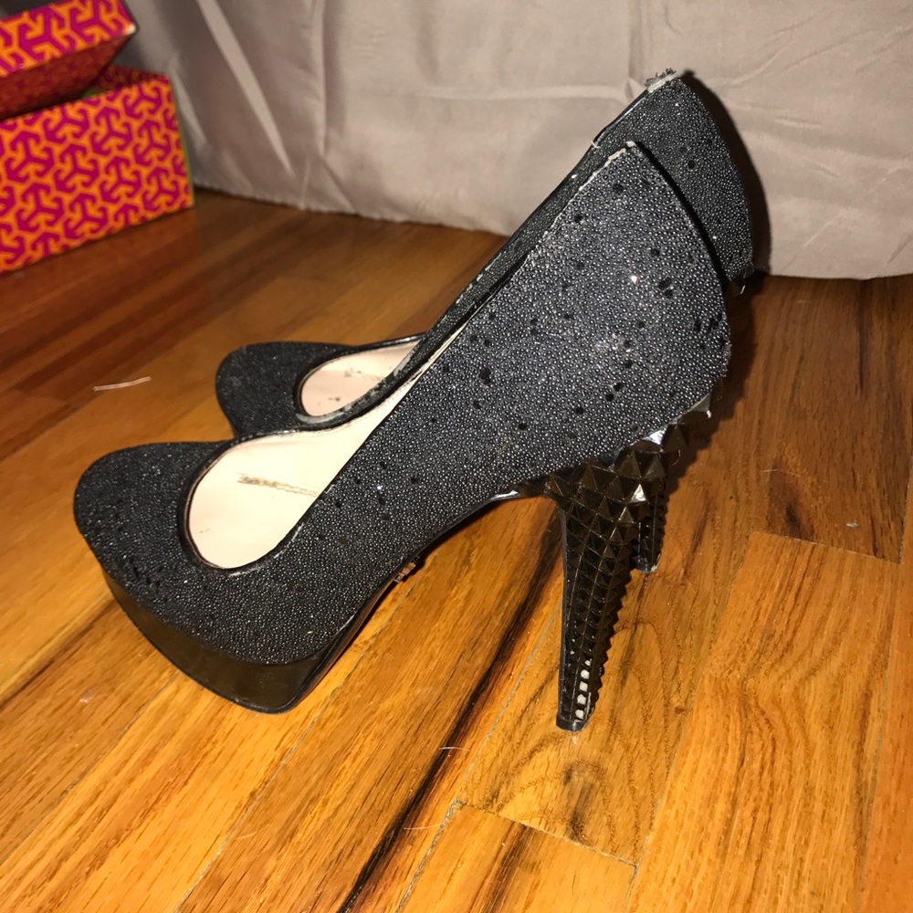 Black Rachel Roy pumps