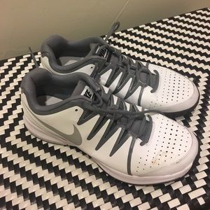 Nike vapor court. Performance tennis court shoes.