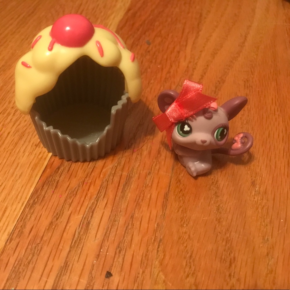 RARE LPS Pet Mouse in Cupcake