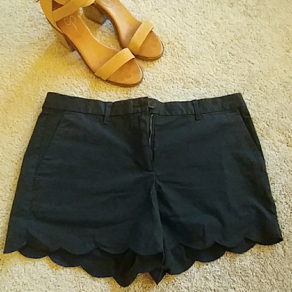 Gap Black Highwaisted Scalloped Shorts