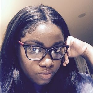 Meet your Posher, Alexis