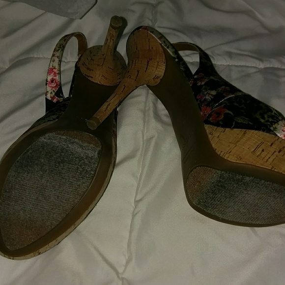 Guess 4" with 1" platform heels - Picture 5 of 6