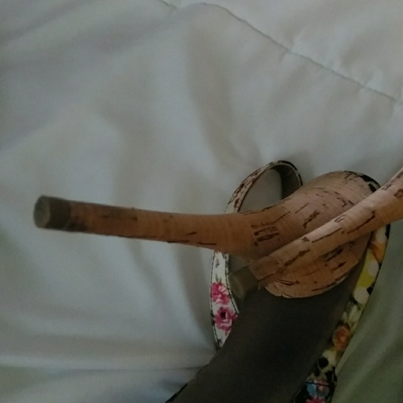 Guess 4" with 1" platform heels - Picture 6 of 6