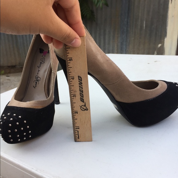 Black and Tan Heels 😍 👠 - Picture 4 of 7