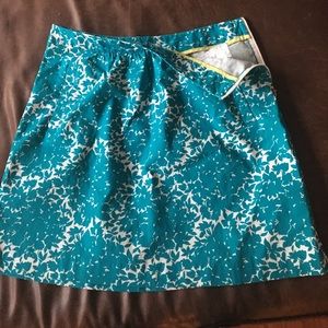 Above-the-knee skirt in turquoise & white.