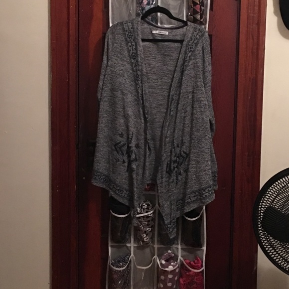 Maurices Sweaters - 💥EUC GRAY AZTEC DESIGN CARDI💥