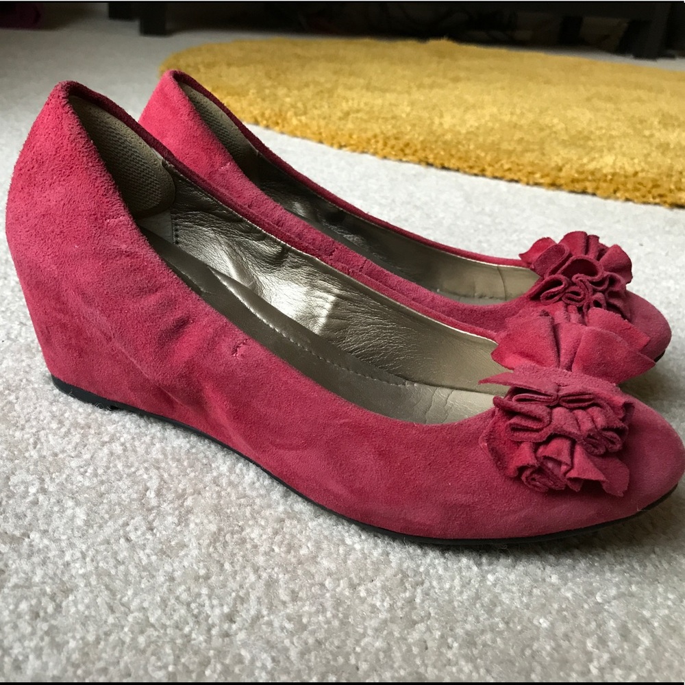 Red suede Me Too wedges