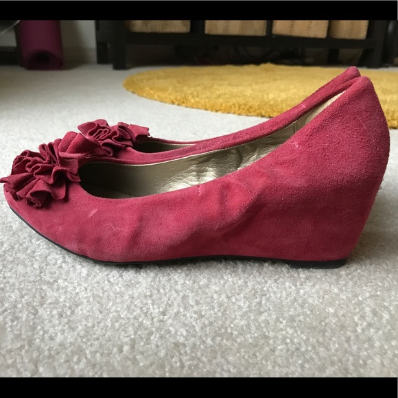 Red suede Me Too wedges - Picture 3 of 4