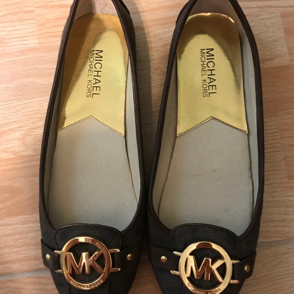 MK Signature print flats size 7