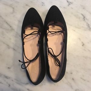 SUPER CUTE BLACK CROSSED FLATS