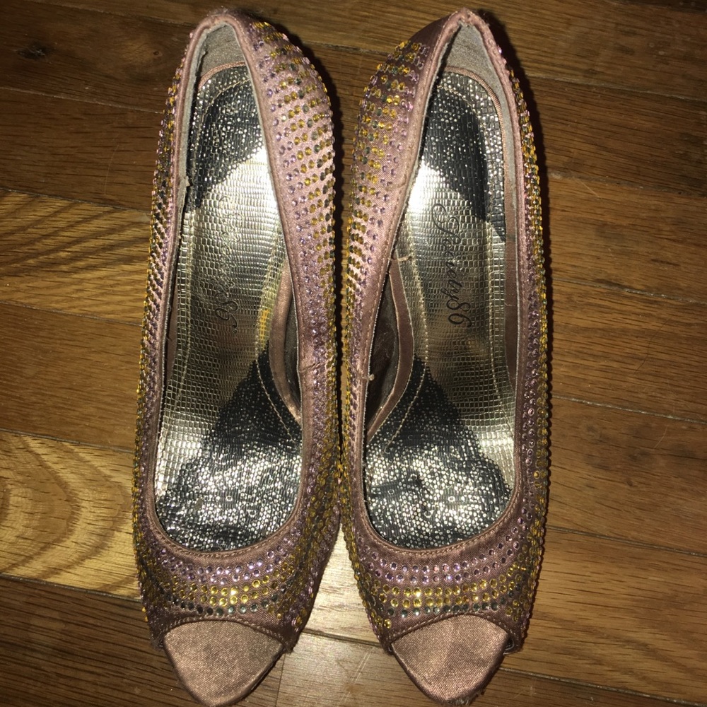 Heels - Picture 2 of 3