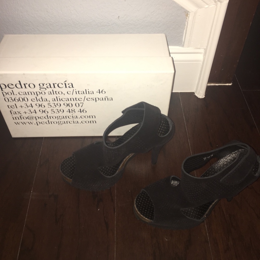 NEW WITH BOX!!!!  PEDRO GARCIA, STYLE:  PETUNIA.