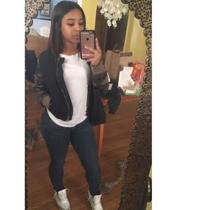 Meet your Posher, Chanel