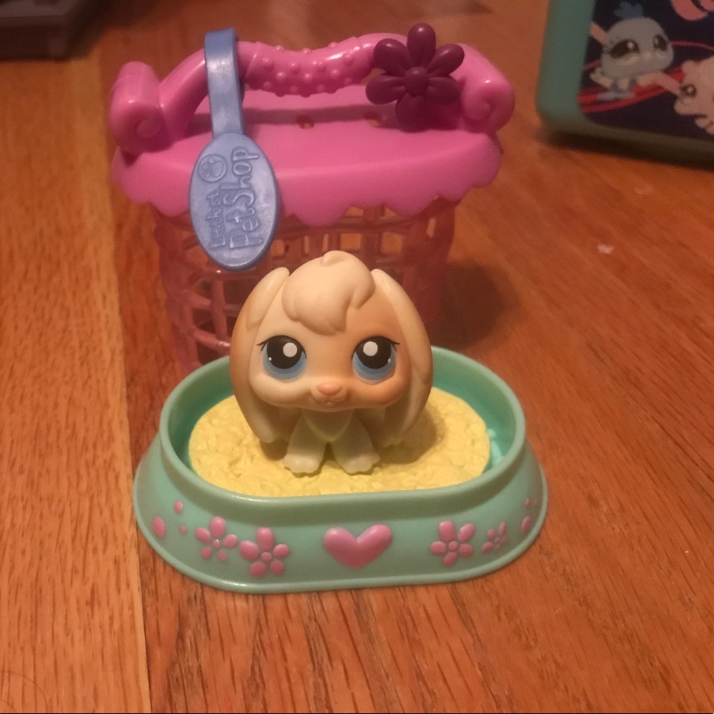 RARE LPS Bunny Figure