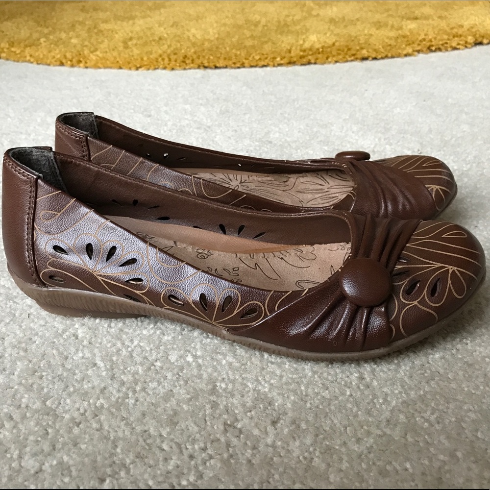 NWT! Great Northwest leather brown flats.
