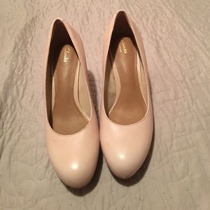 Nude platform pumps