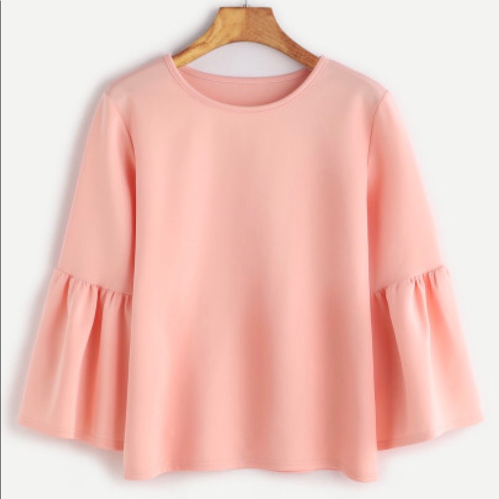 Cute top!! Beautiful peachy 🍑 pink color