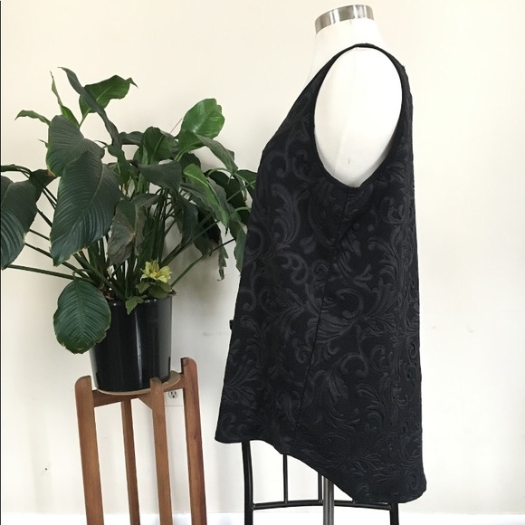 Black sleeveless top - Picture 2 of 3