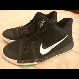Nike Kyrie 3 Youth Size 6