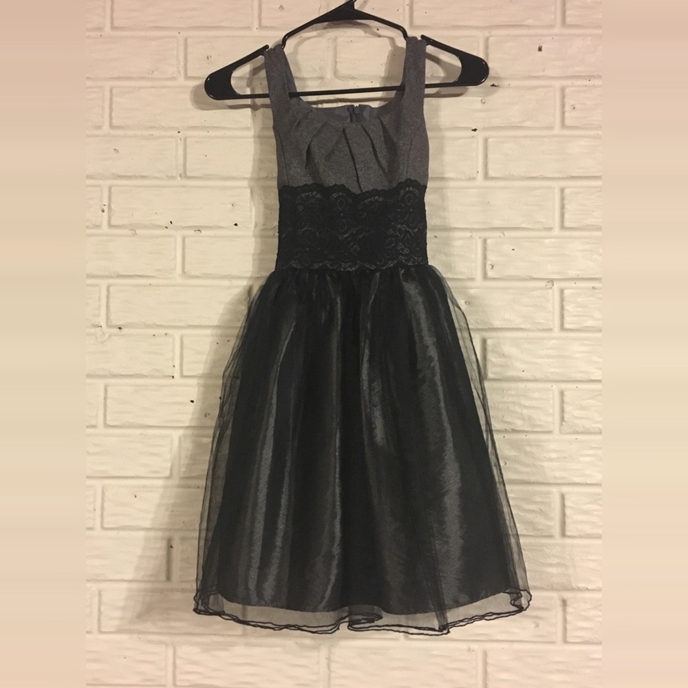 Elegant Bonnie Jean Dress w/ ruffles & lace 👗