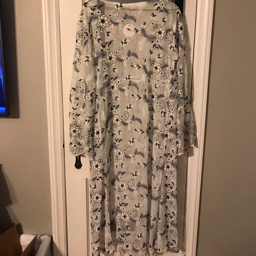 Lace kimono with blue and white flowers