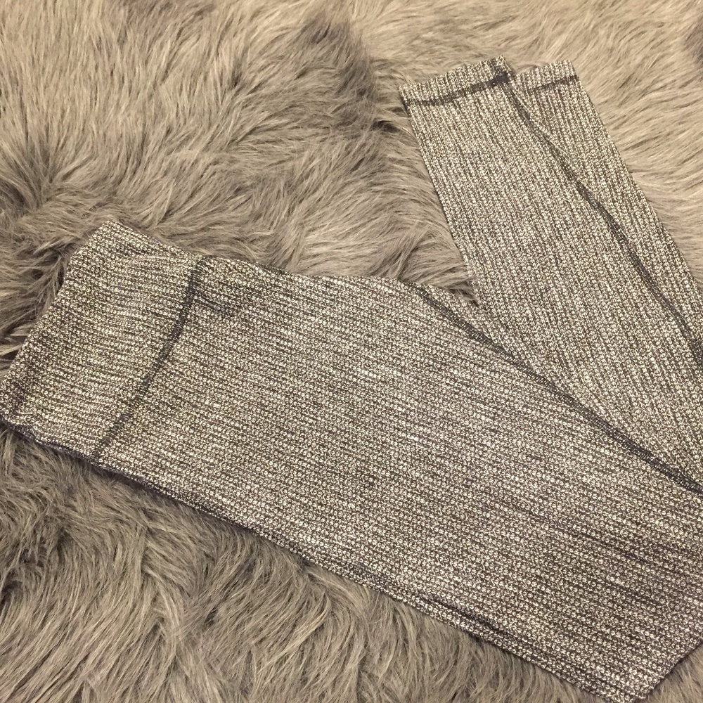 Lululemon black & white legging pants 6 FLASH SALE