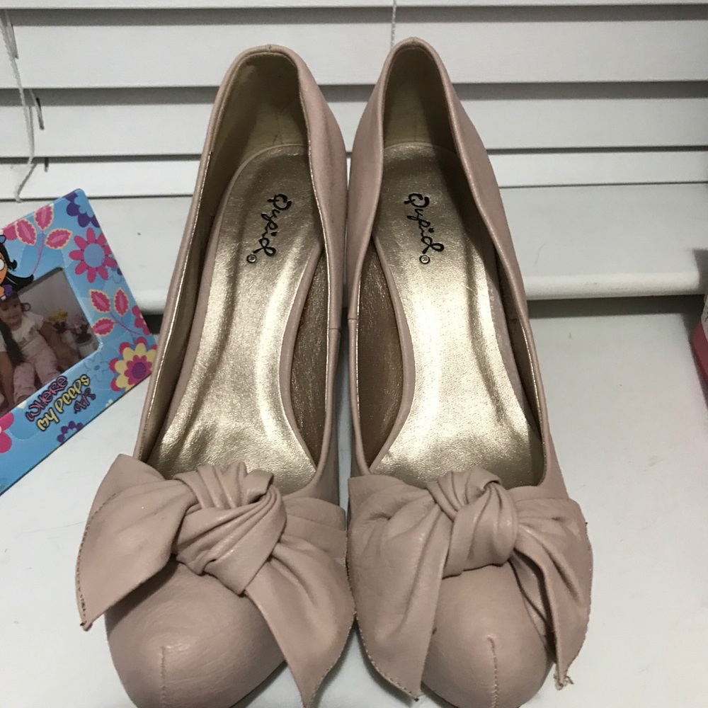 Tan pumps 👠