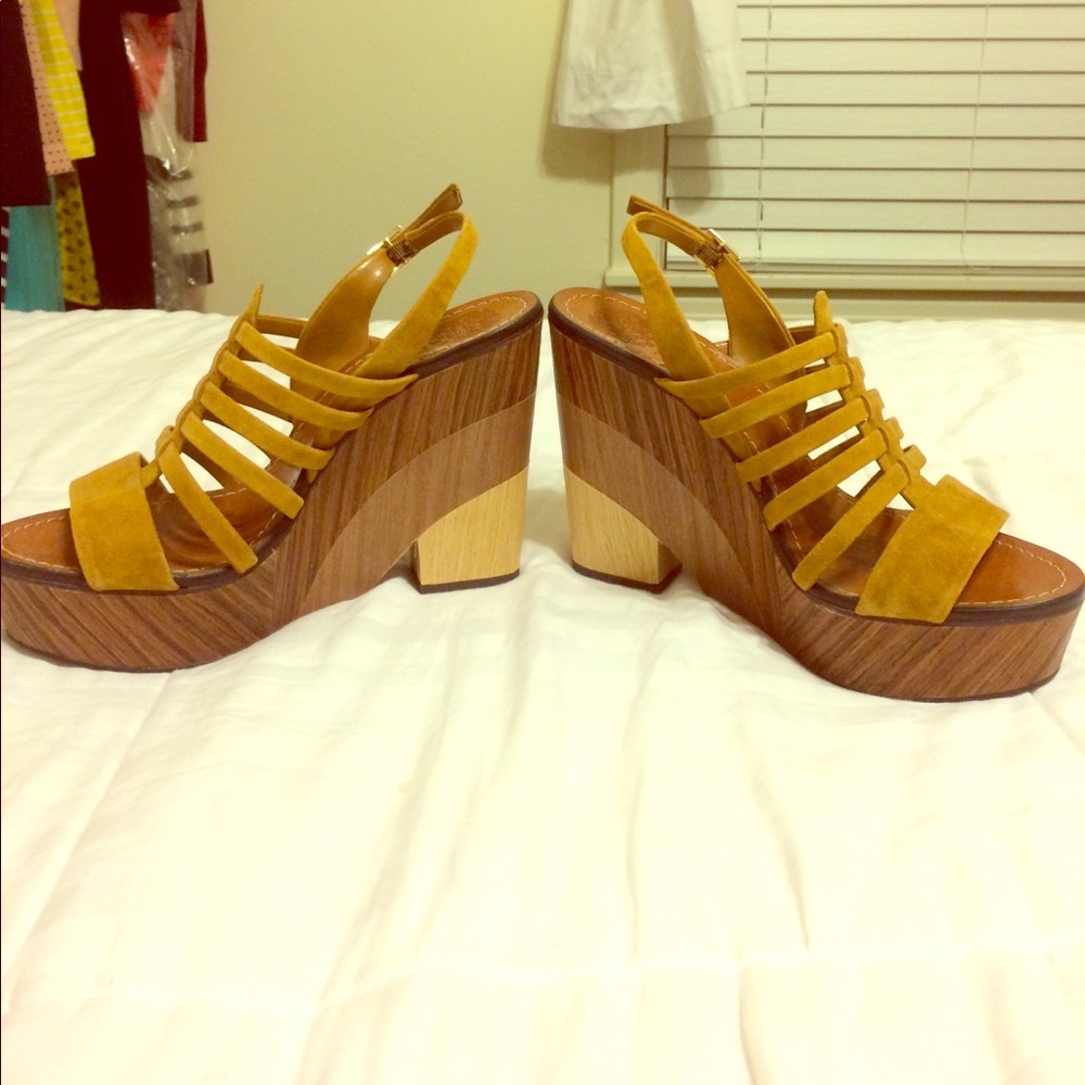 NWT Vince Camuto Wood Blocked Tan Suede Shoes!