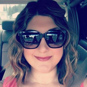 Meet your Posher, Alicia