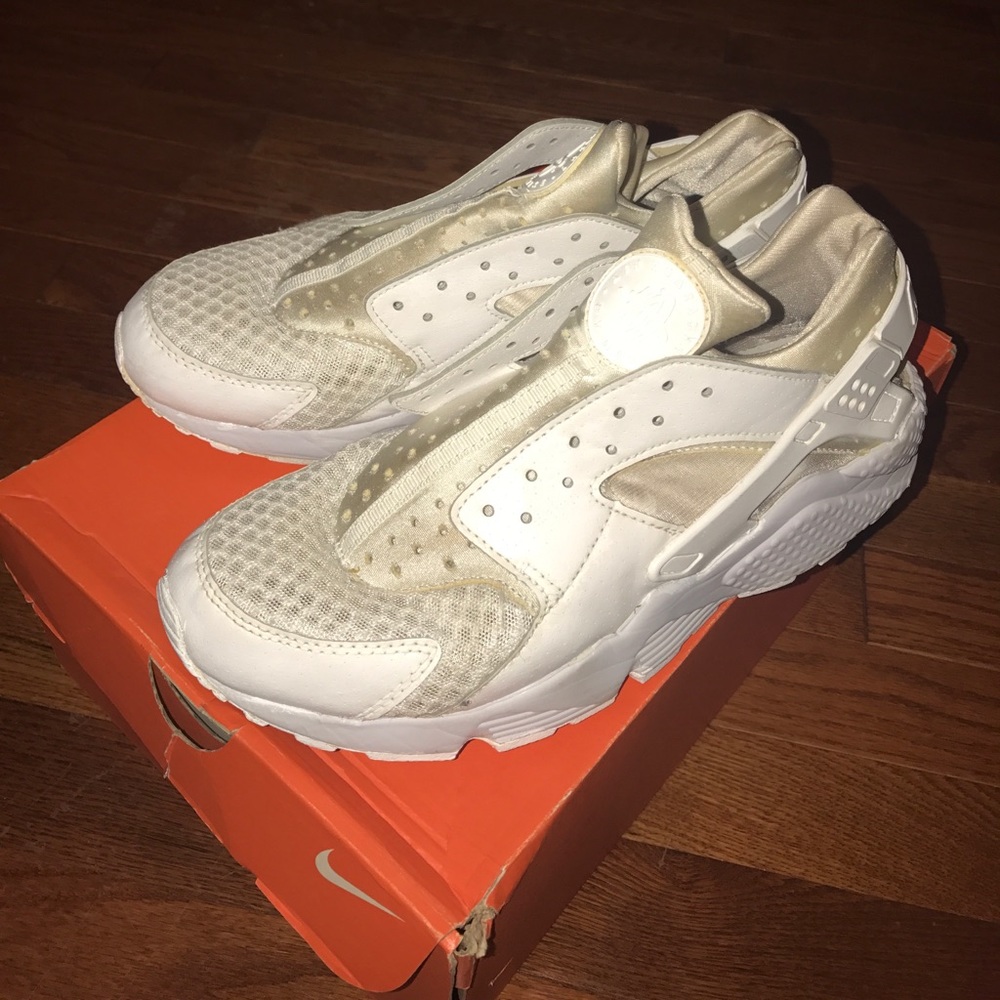 White Nike Air Huraches        MENS 10 1/2