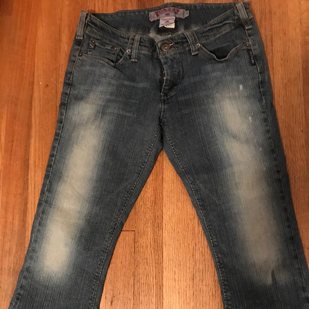 EUC Silver size 30 distressed capris