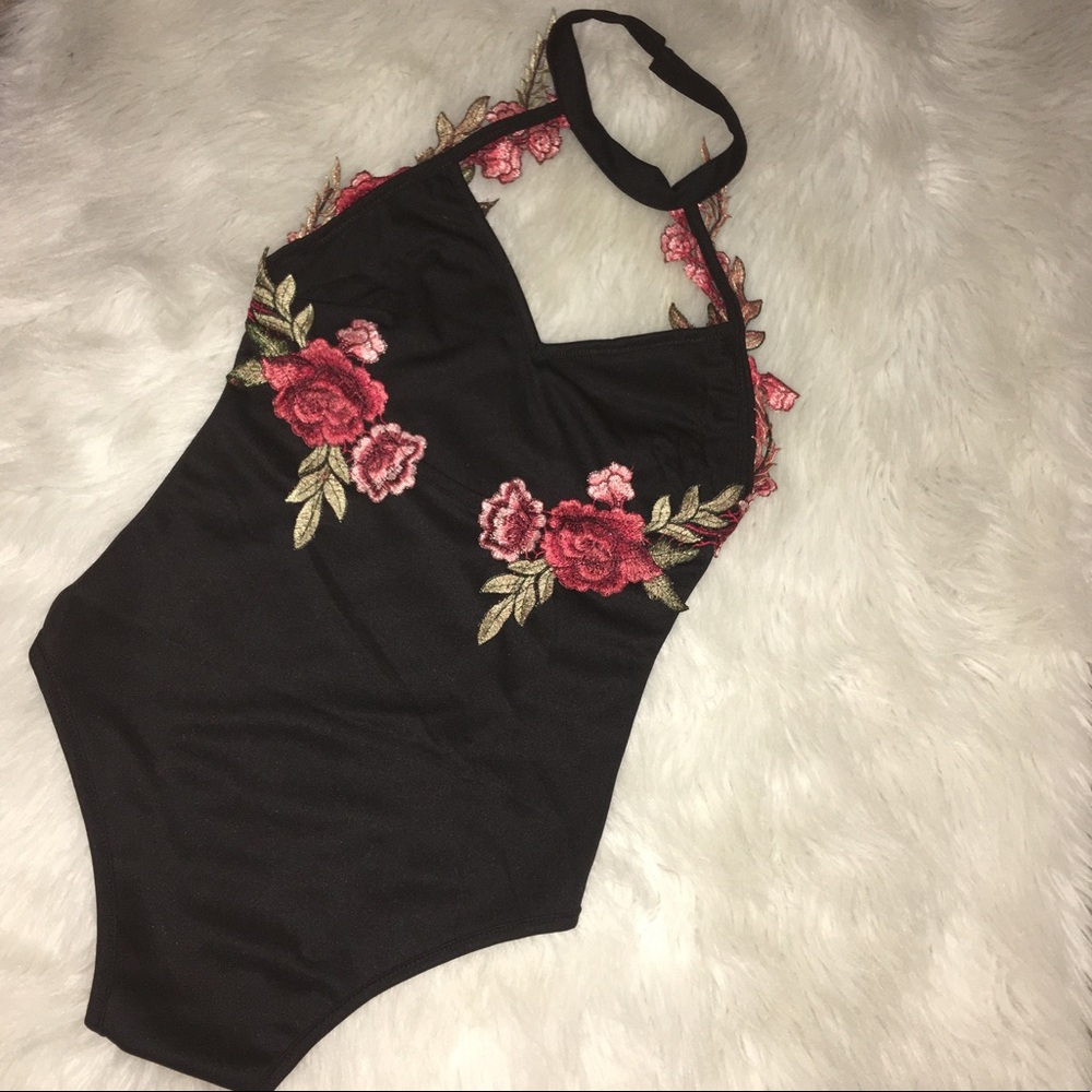 ๐บOnly 2 small Available๐บembroidered bodysuit - Picture 3 of 4