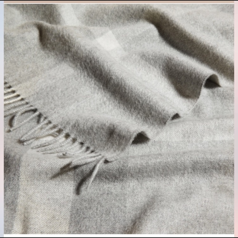 Brand new Burberry blanket —- HOLIDAY SALE 🎄🎁❄️