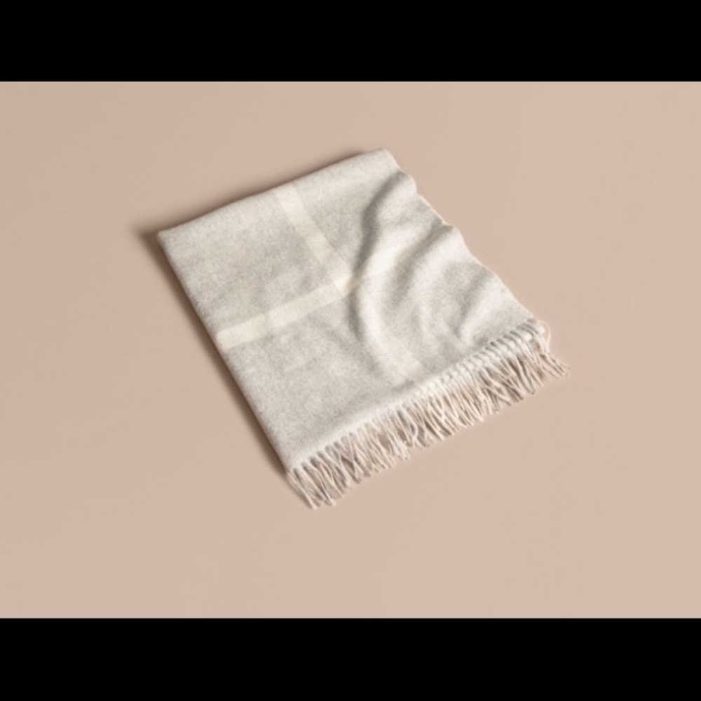 Brand new Burberry blanket —- HOLIDAY SALE 🎄🎁❄️ - Picture 2 of 2