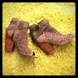 👢Vince Camuto taupe booties