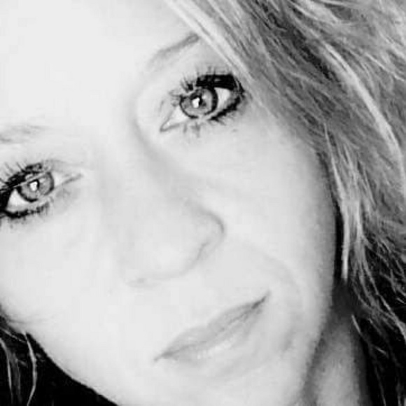 Meet your Posher, Stephanie - Picture 2 of 8