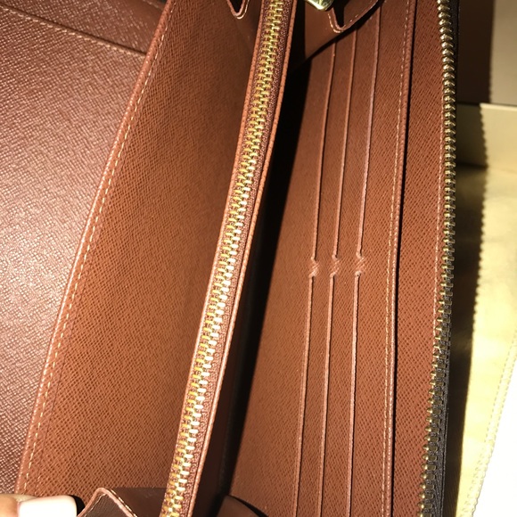 - SOLD- Louis Vuitton Wallet - Picture 6 of 8
