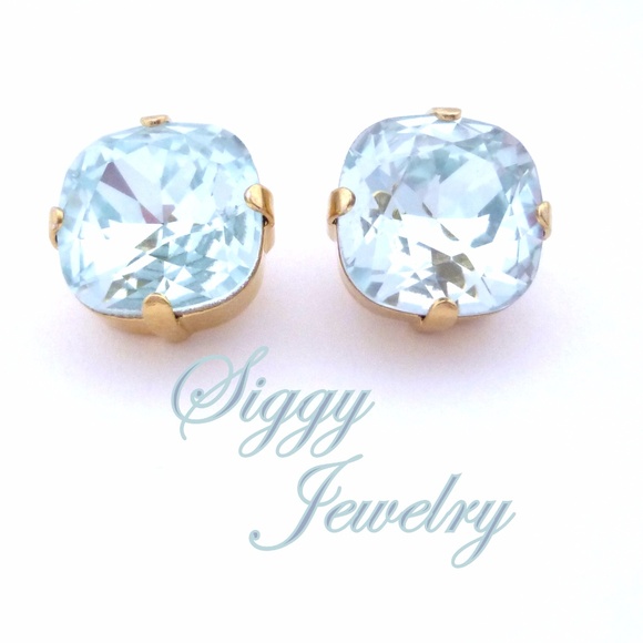 Light Azore Earrings Made With Swarovski Crystals - Picture 6 of 7