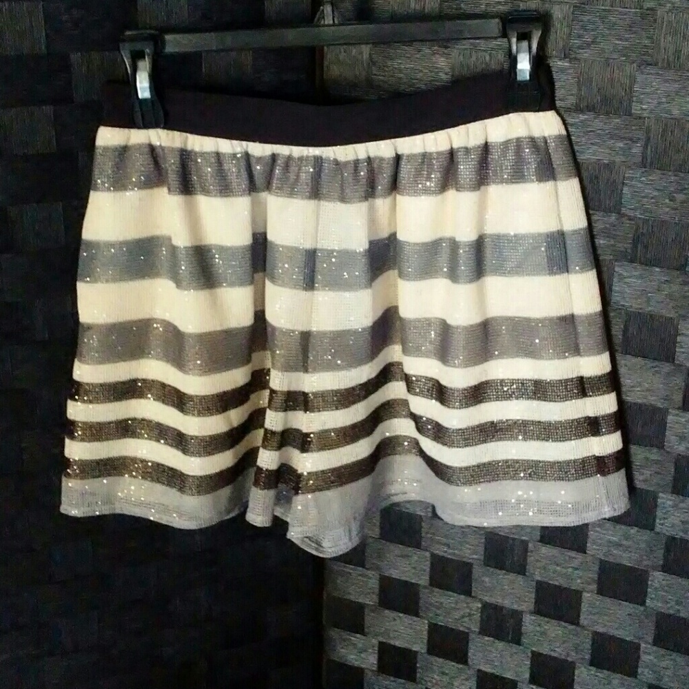 🎀🎀BCBGeneration  Glitter Shorts 🎀🎀 - Picture 2 of 8