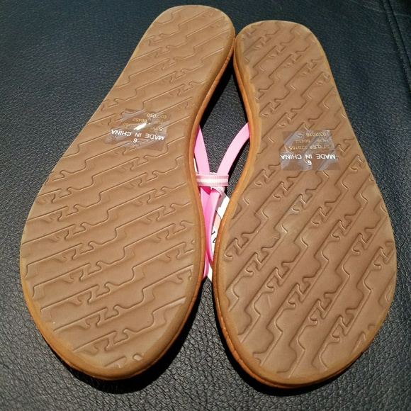 New Vineyard emboss Leah whale flip flops. - Picture 2 of 2
