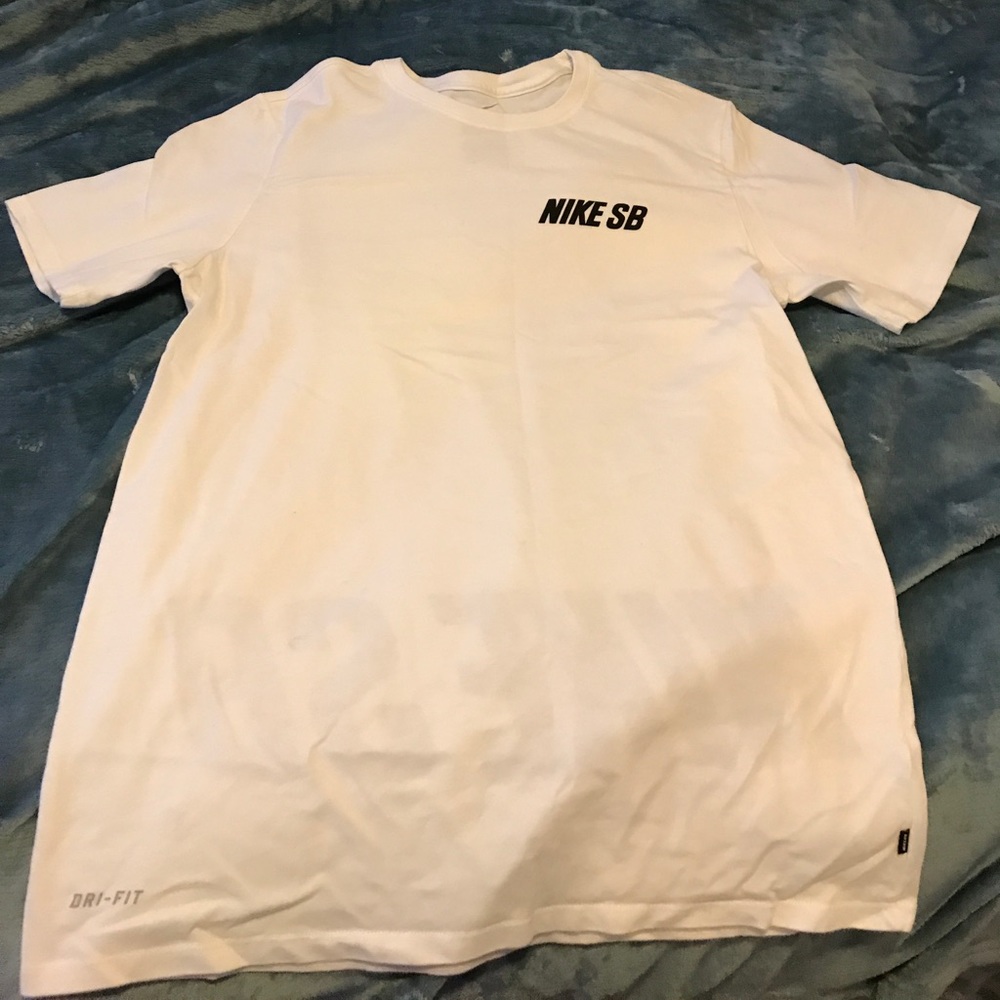 White Nike unisex t shirt