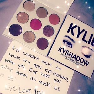 Kylie Jenner Kyshadow " The Burgundy Palette "